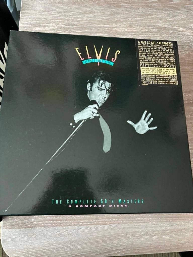 Elvis 5cdbox,The complete 50's masters met boek en postzegel, Boxset, Ophalen of Verzenden, Zo goed als nieuw, Bonusmateriaal