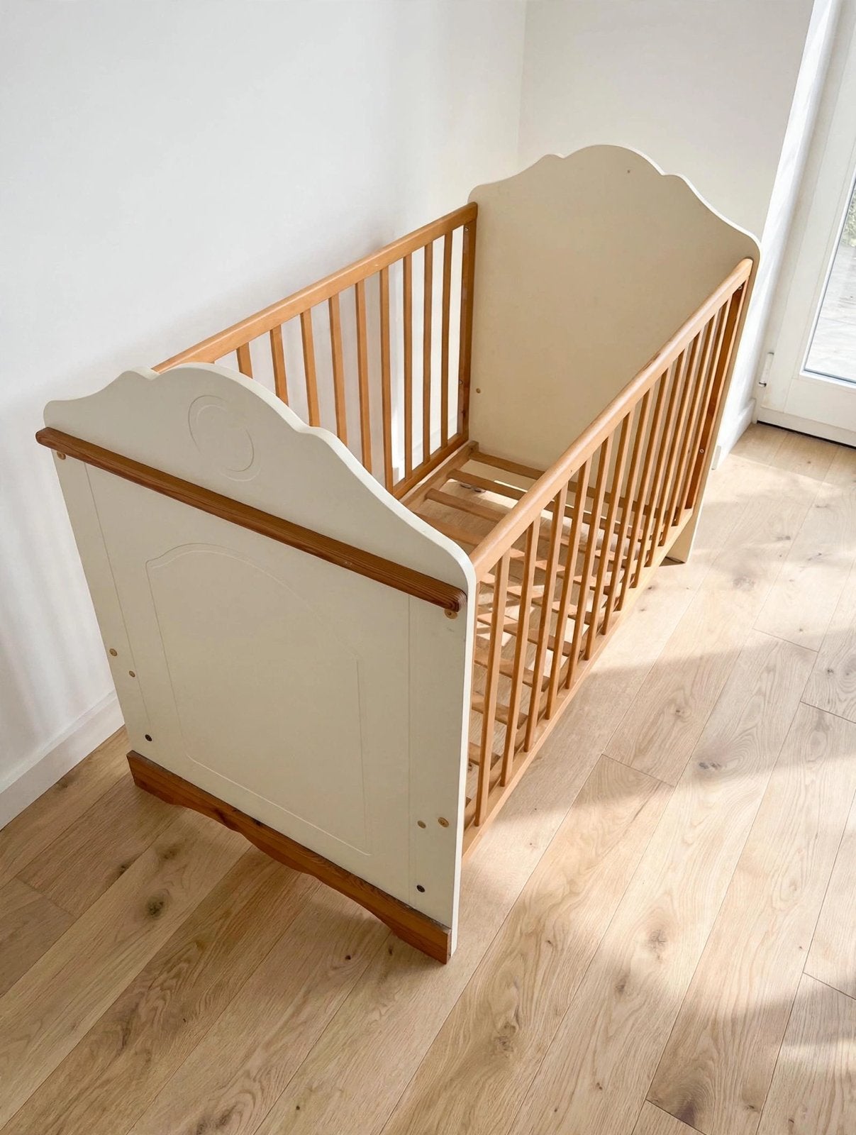 Babybedje / Kinderbedje op spijlen - Wit & Natuurlijk Hout -, Ophalen, Zo goed als nieuw