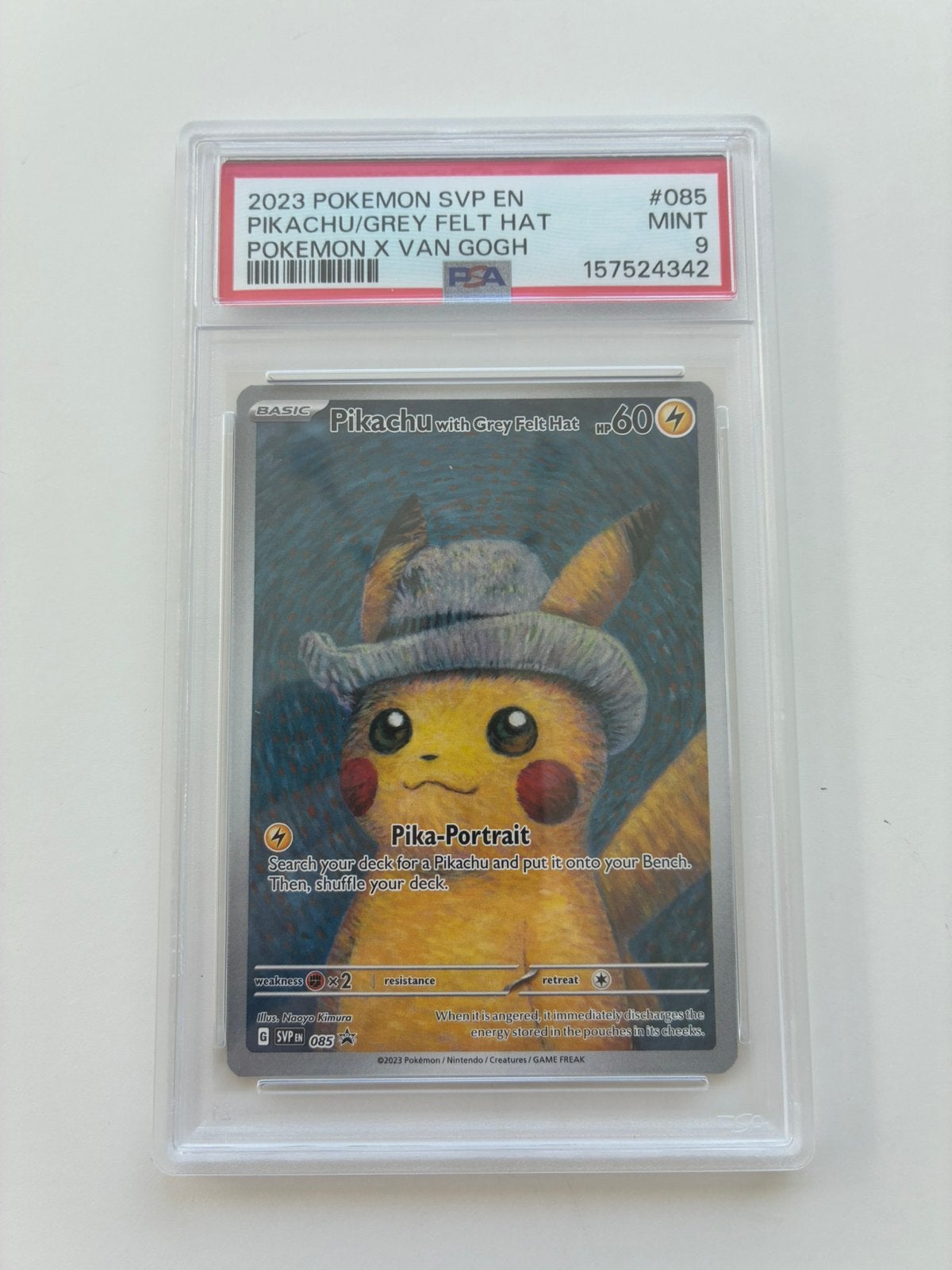 Pikachu met Grijze Vilten Hoed (PSA 9) - Pokémon x Van Gogh, Ophalen of Verzenden, Zo goed als nieuw