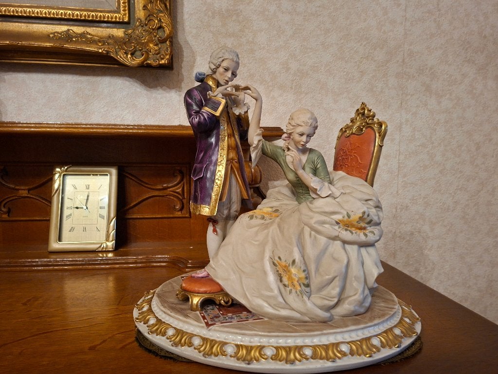 Capodimonte porseleinen beeld - Rococo koppel met muzikant, Antiek en Kunst, Antiek | Porselein, Ophalen