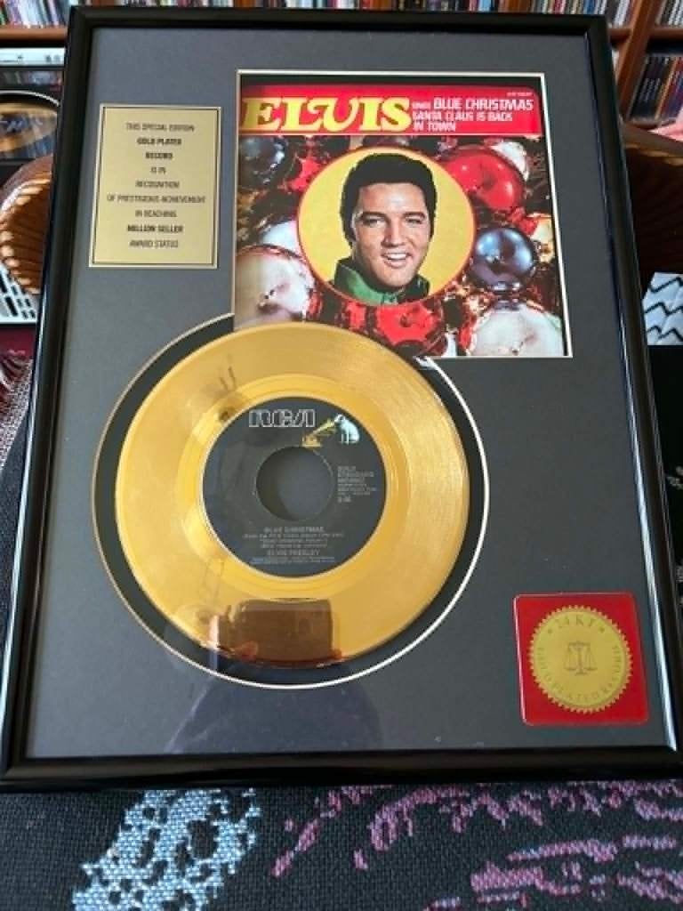 Elvis framed 24k. goldplated single record, Blue Christmas,, Enlèvement ou Envoi, Neuf, Affiche, Œuvre d'art ou Peinture