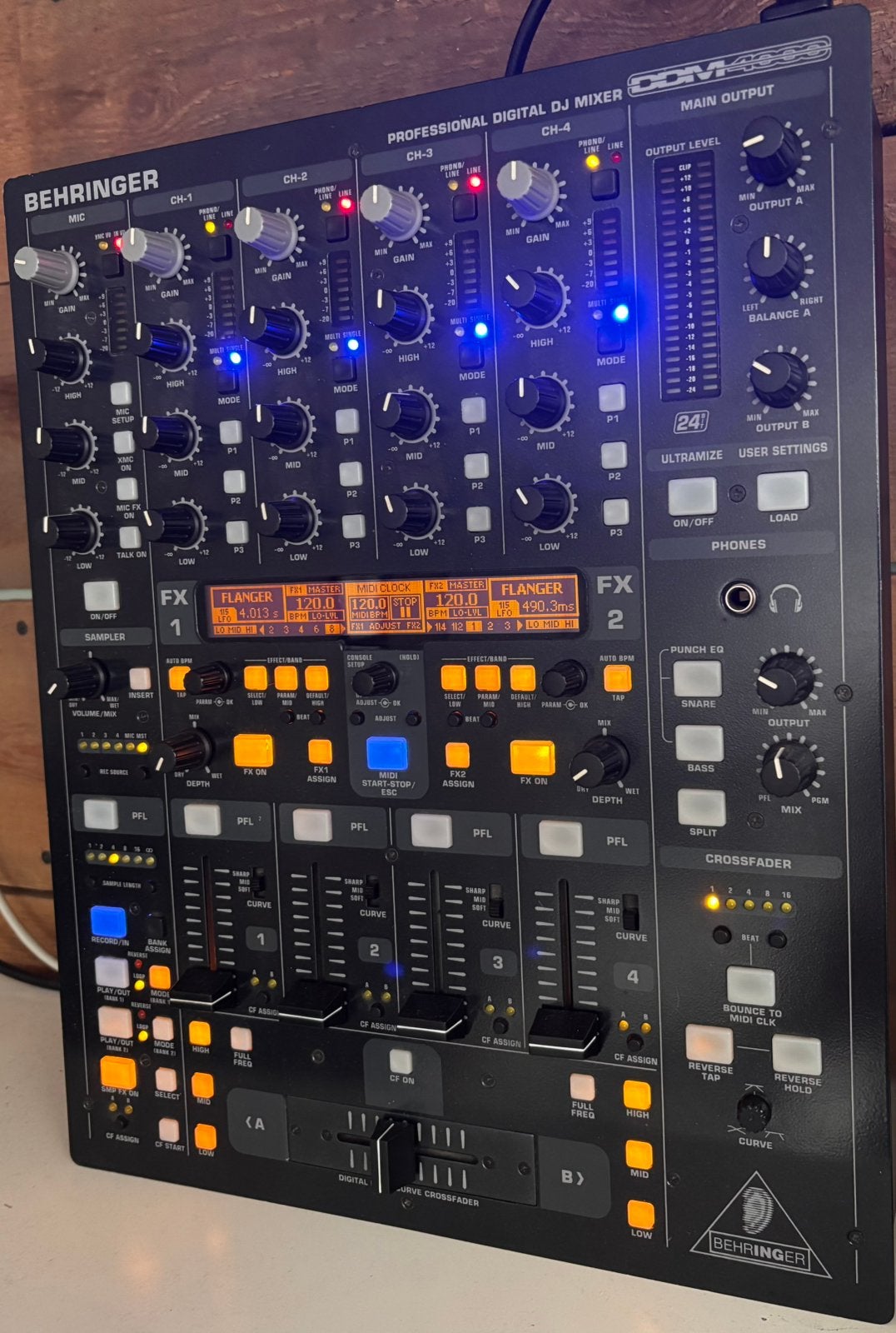 Behringer DDM4000 digital dj mixer, Musique & Instruments, Enlèvement ou Envoi, Comme neuf