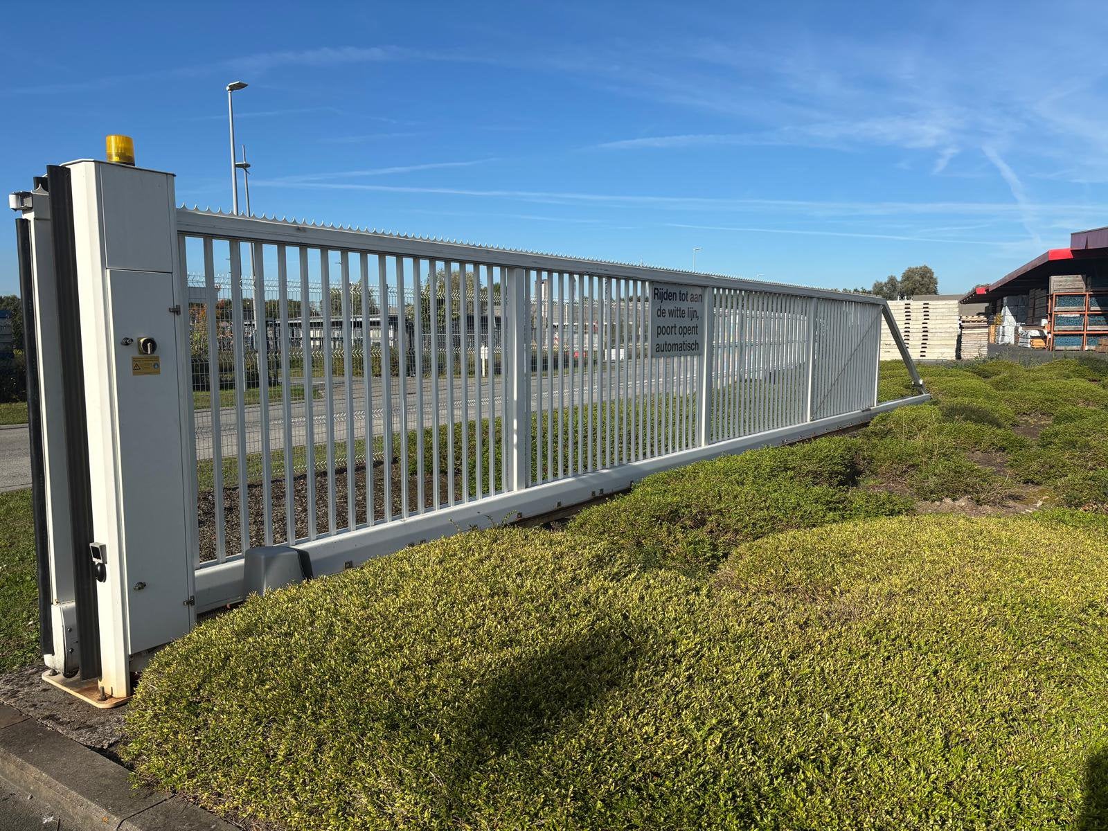 Vrijdragende industriële schuifpoort 12m x 2 m –RAL 9016 m, Ophalen of Verzenden, Zo goed als nieuw, Schuifpoort