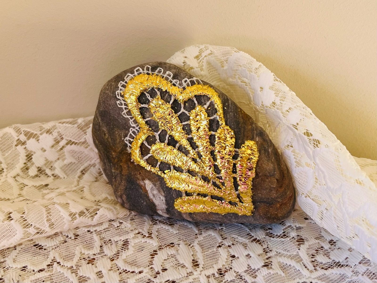 Rocher dentelle ancienne dorée, plume, feuille papier pressé, Antiquités & Art, Enlèvement ou Envoi
