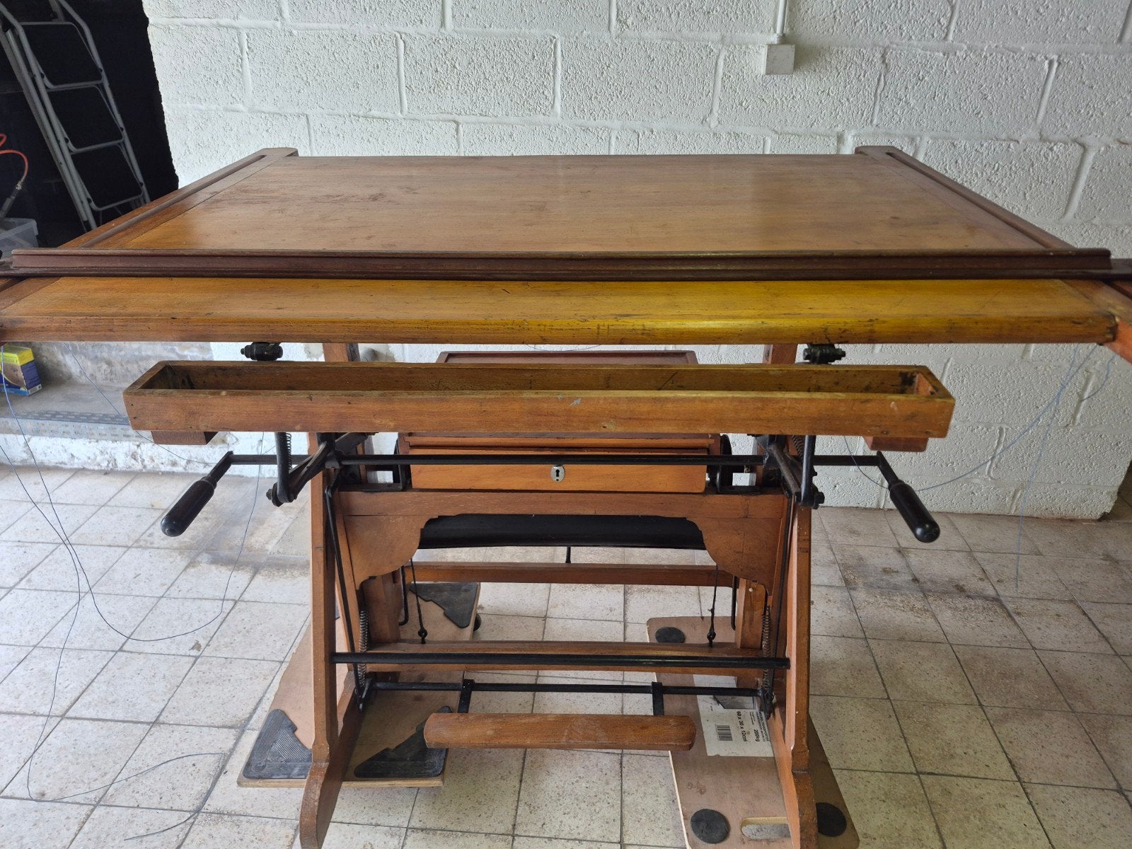 Table d'architecte en bois, Enlèvement