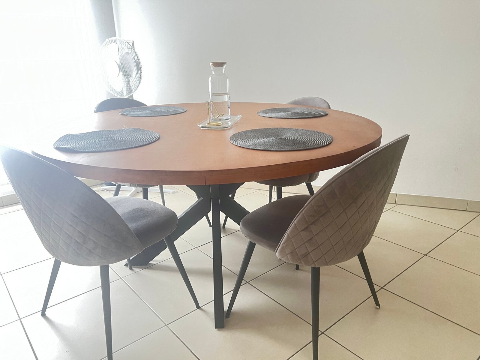 een mooie ronde tafel met vier stoelen, Huis en Inrichting, Tafels | Eettafels, Ophalen of Verzenden, Zo goed als nieuw