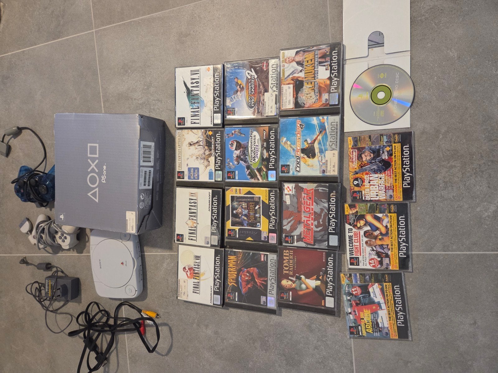 PS one in doos + 12 games (Final Fantasy VII, VIII, IX, Anth, Ophalen, Gebruikt