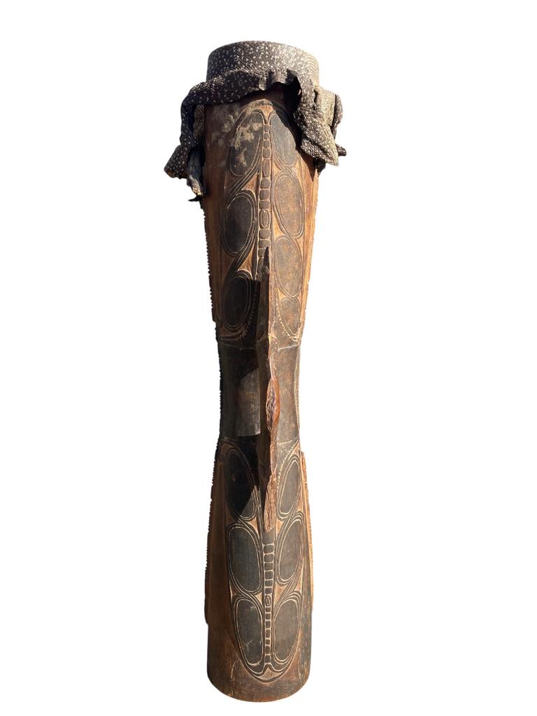 Tambour rituel. Papouasie-Nouvelle-Guinée, bas Sepik, Enlèvement ou Envoi