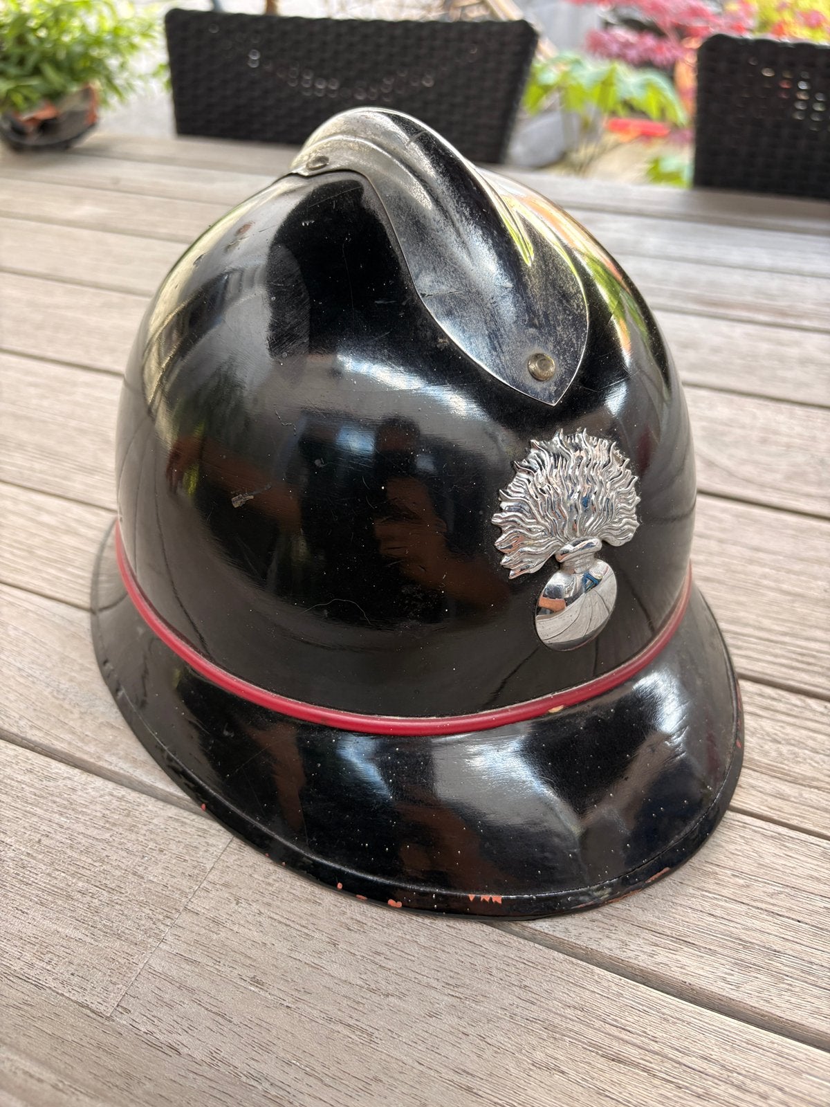 Ancien casque gendarme, Enlèvement