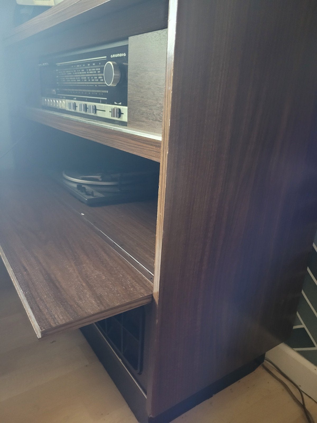 Radiokast met platenspeler, Ophalen