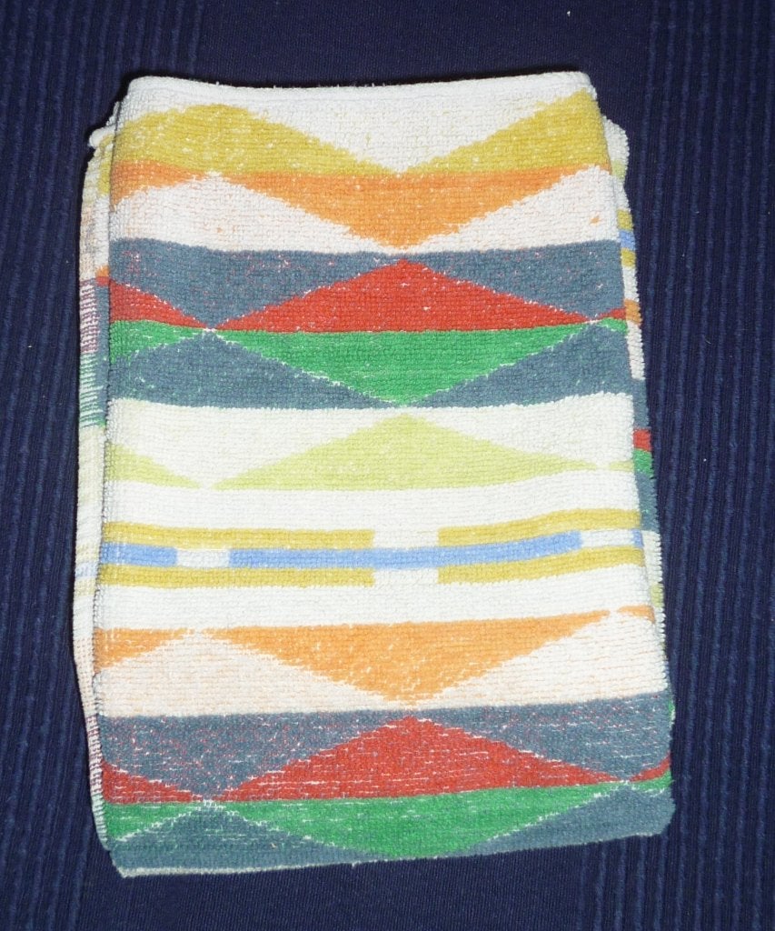 Serviette de bain multicolore, motifs géométriques lumineux, Maison & Meubles, Enlèvement ou Envoi, Utilisé, Multicolore, Serviette