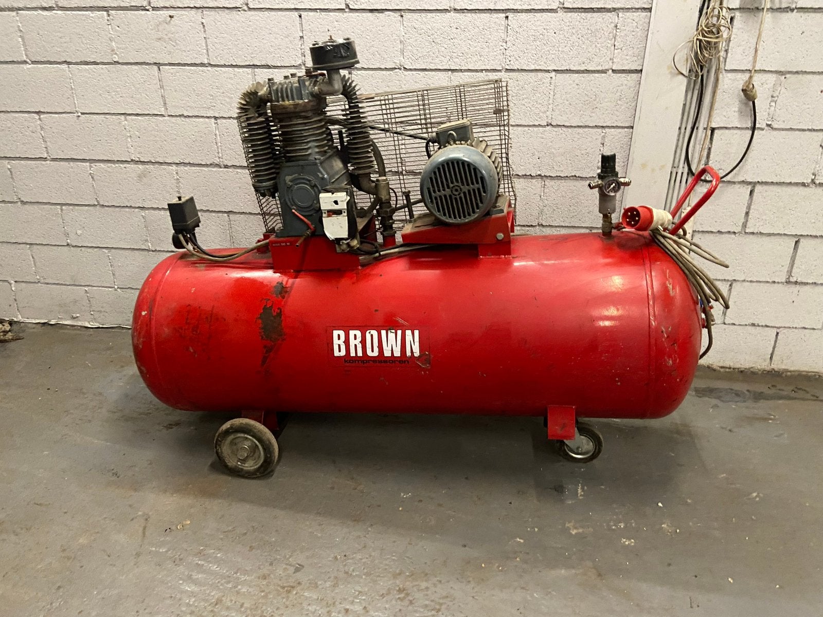 Ancien compresseur brown 500 l moteur triphasé 380/220, Bricolage & Construction, Compresseurs, Enlèvement, Utilisé, 10 bars ou plus