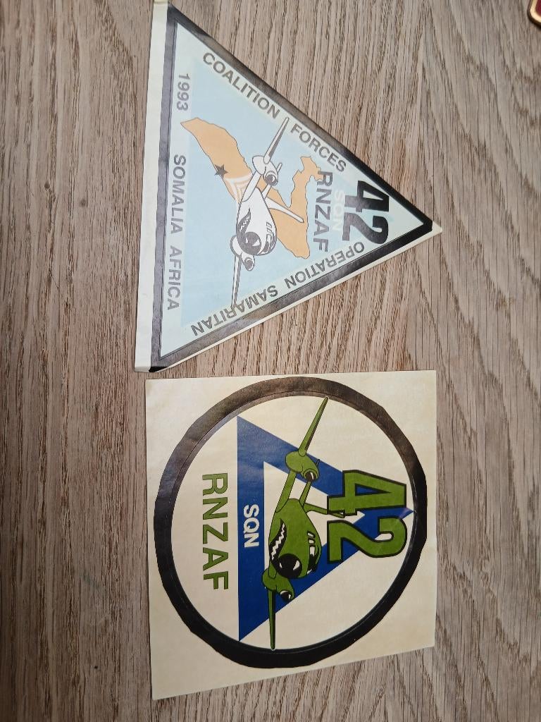 Set van 2 RNZAF 42 Sqn-stickers, Verzenden, Luchtmacht, Embleem of Badge