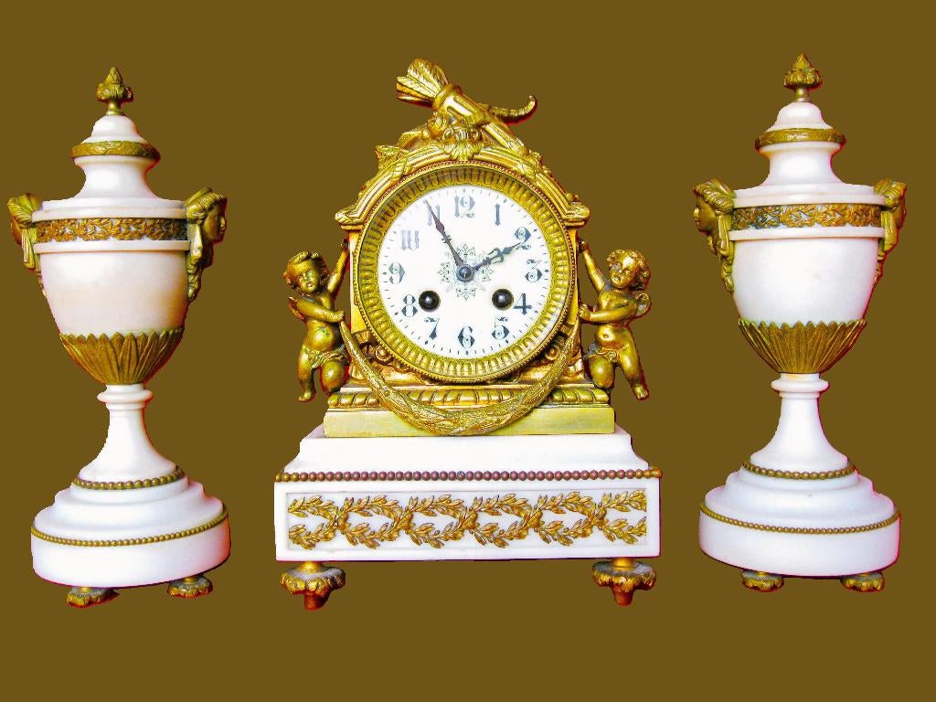 19 eeuwse wit marmeren pendule met cassaulettes., Ophalen