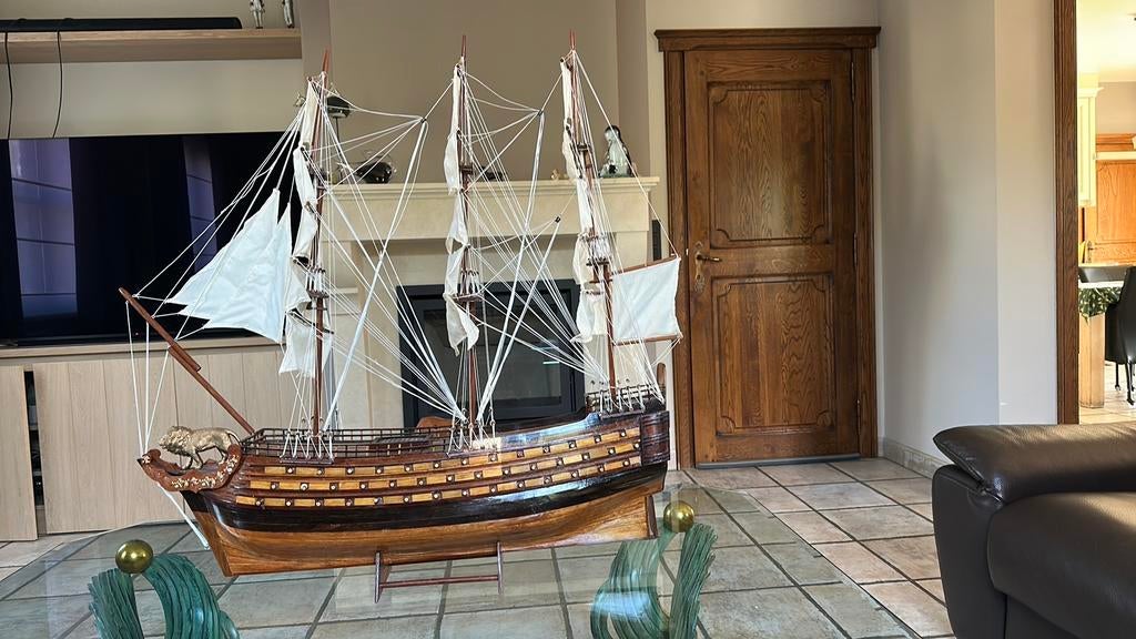 Magnifique maquette de bateau marron, Enlèvement