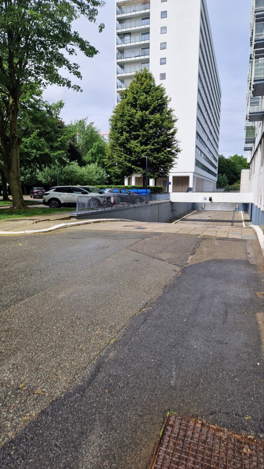 Place de parking souterraine dans un quartier sûr, Immo, Garages & Places de parking