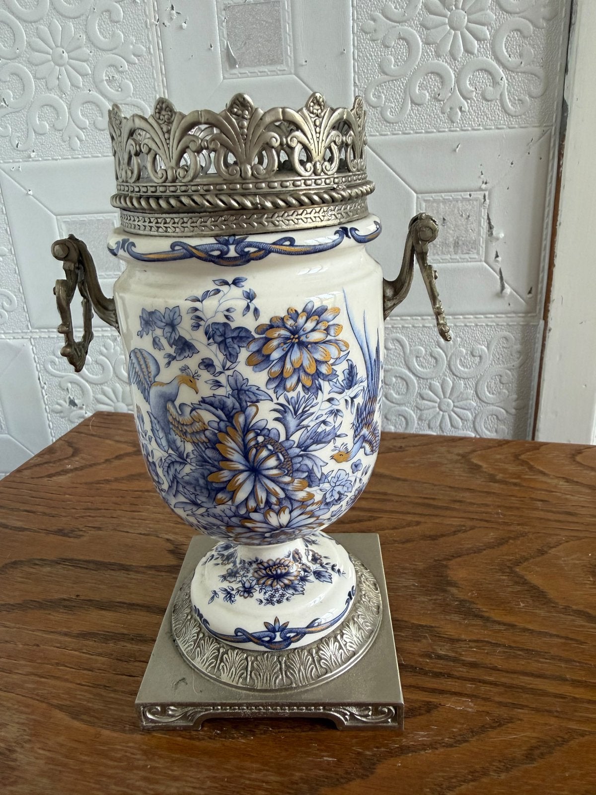 Vase/urne vintage en porcelaine sur une base en métal, Enlèvement, Or