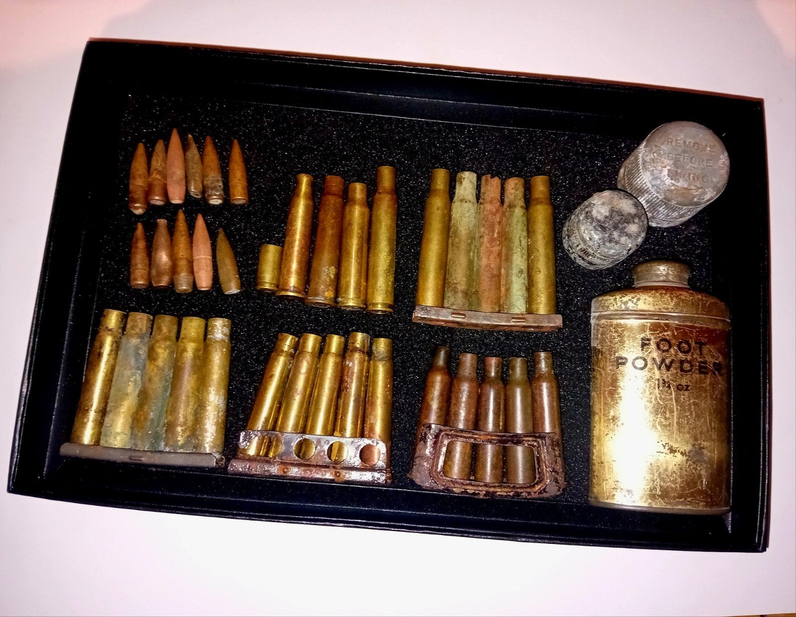 WO2 Bodemvondsten Display - Hembrug M95, K98 & Foot Powder, Verzamelen, Ophalen of Verzenden, Landmacht, Hulzen of Bodemvondsten