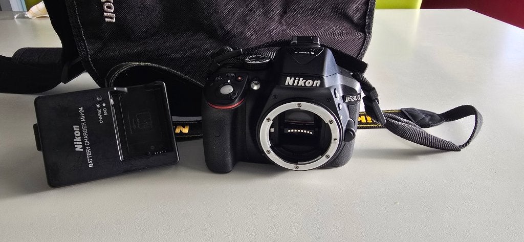 Nikon D5300, TV, Hi-fi & Vidéo, Enlèvement ou Envoi, Comme neuf, Batterie, Nikon