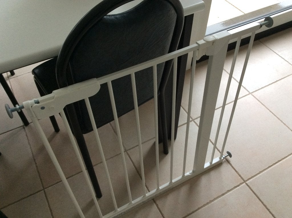 Barrière d'escalier blanche Baby Dan 73 à 80 cm, Enfants & Bébés, Barrière de sécurité, Enlèvement ou Envoi, Comme neuf, Métal ou Fer