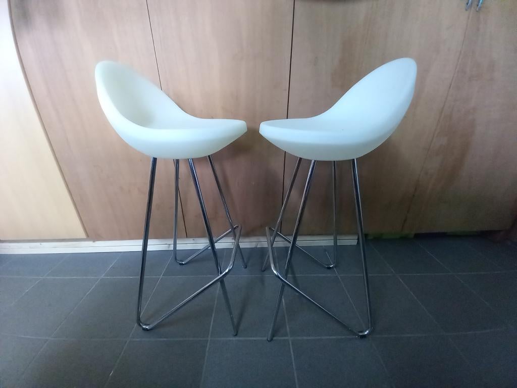 Tabourets de bar, Enlèvement