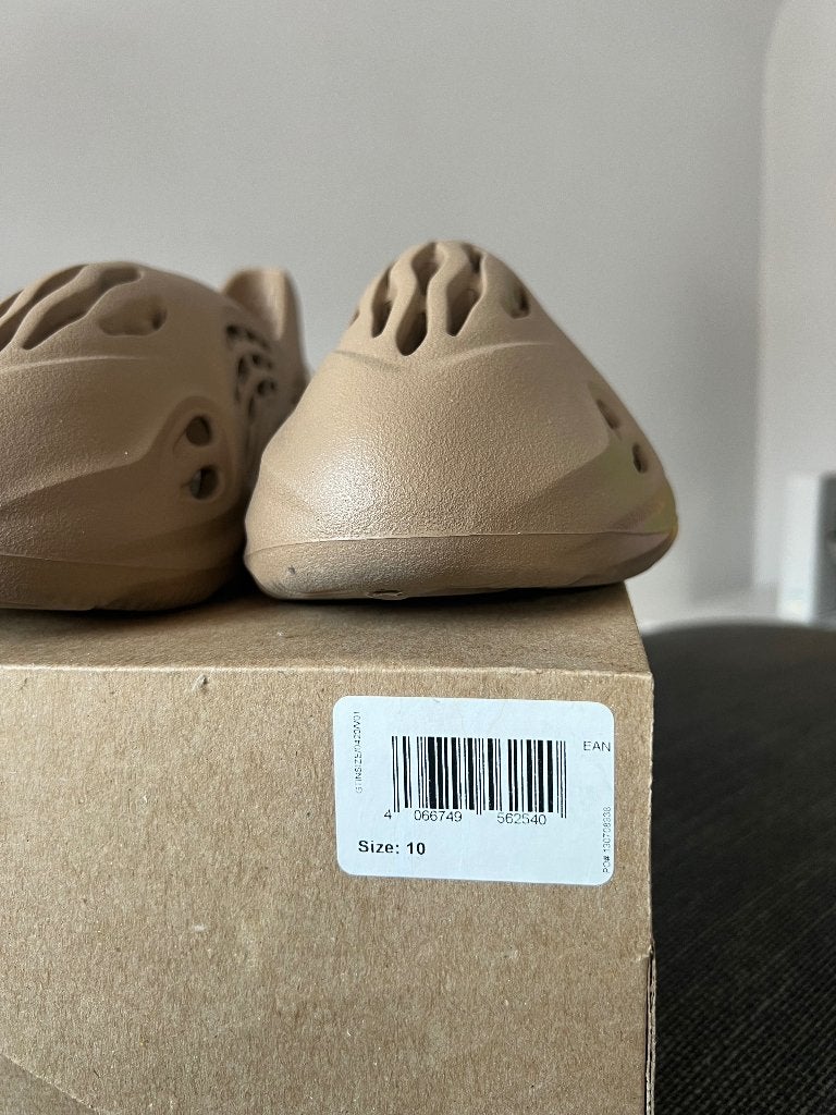 Yeezy foam rnr Clay taupe taille 441/2, Vêtements | Hommes, Enlèvement ou Envoi, Comme neuf, Baskets