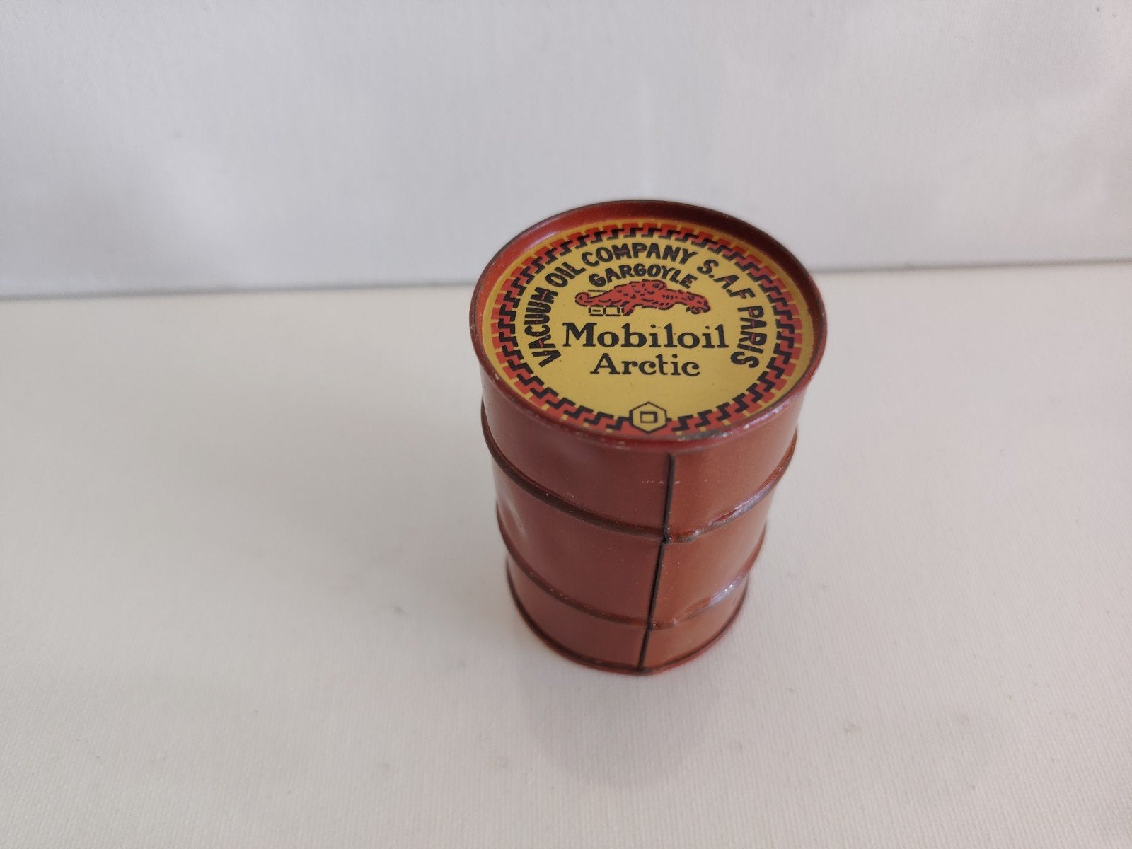 Mobiloil Fût en tôle de 7cm sur 5cm, Collections, Boîte en métal, Enlèvement ou Envoi