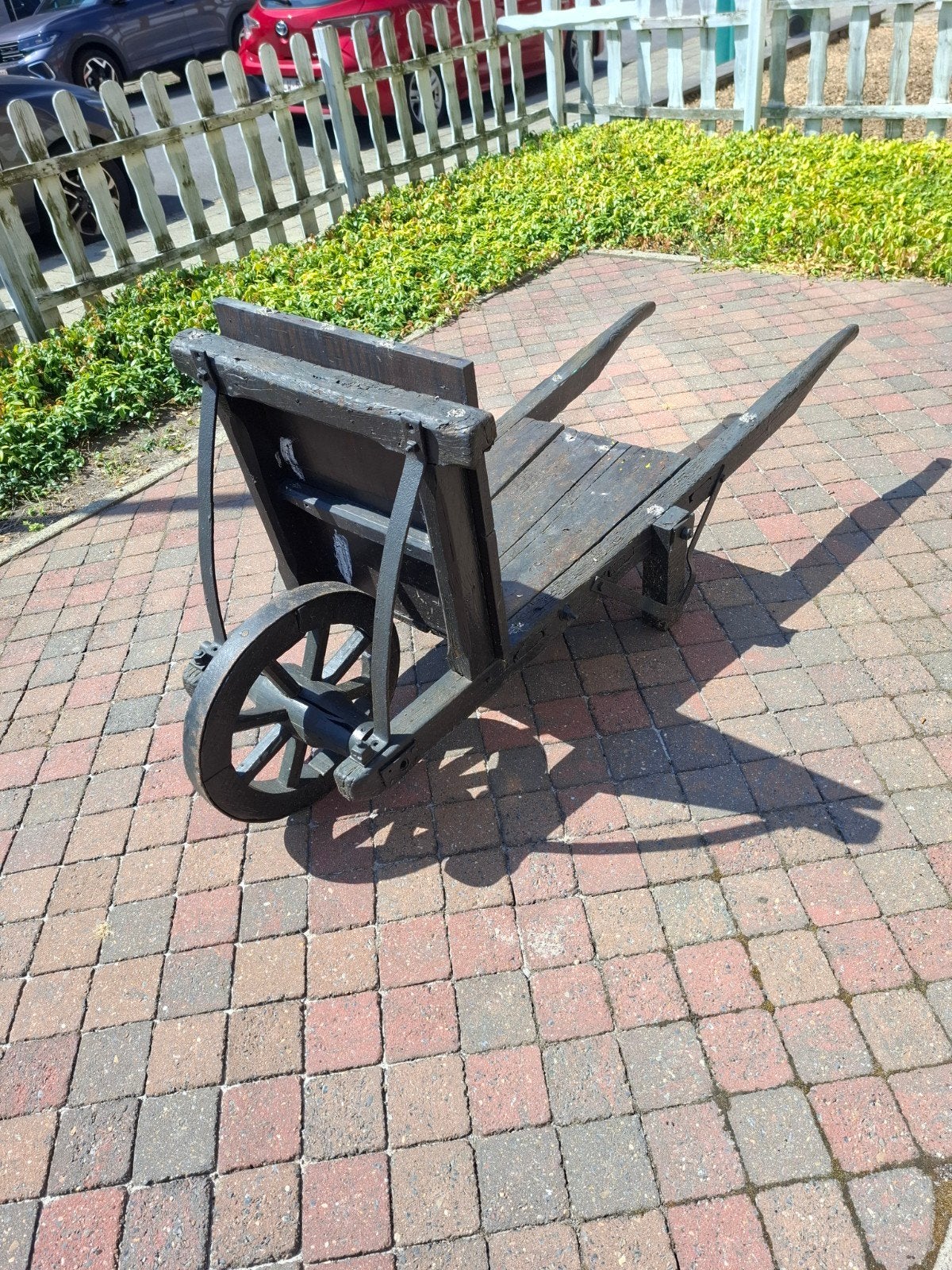 antieke houten kruiwagen, Ophalen