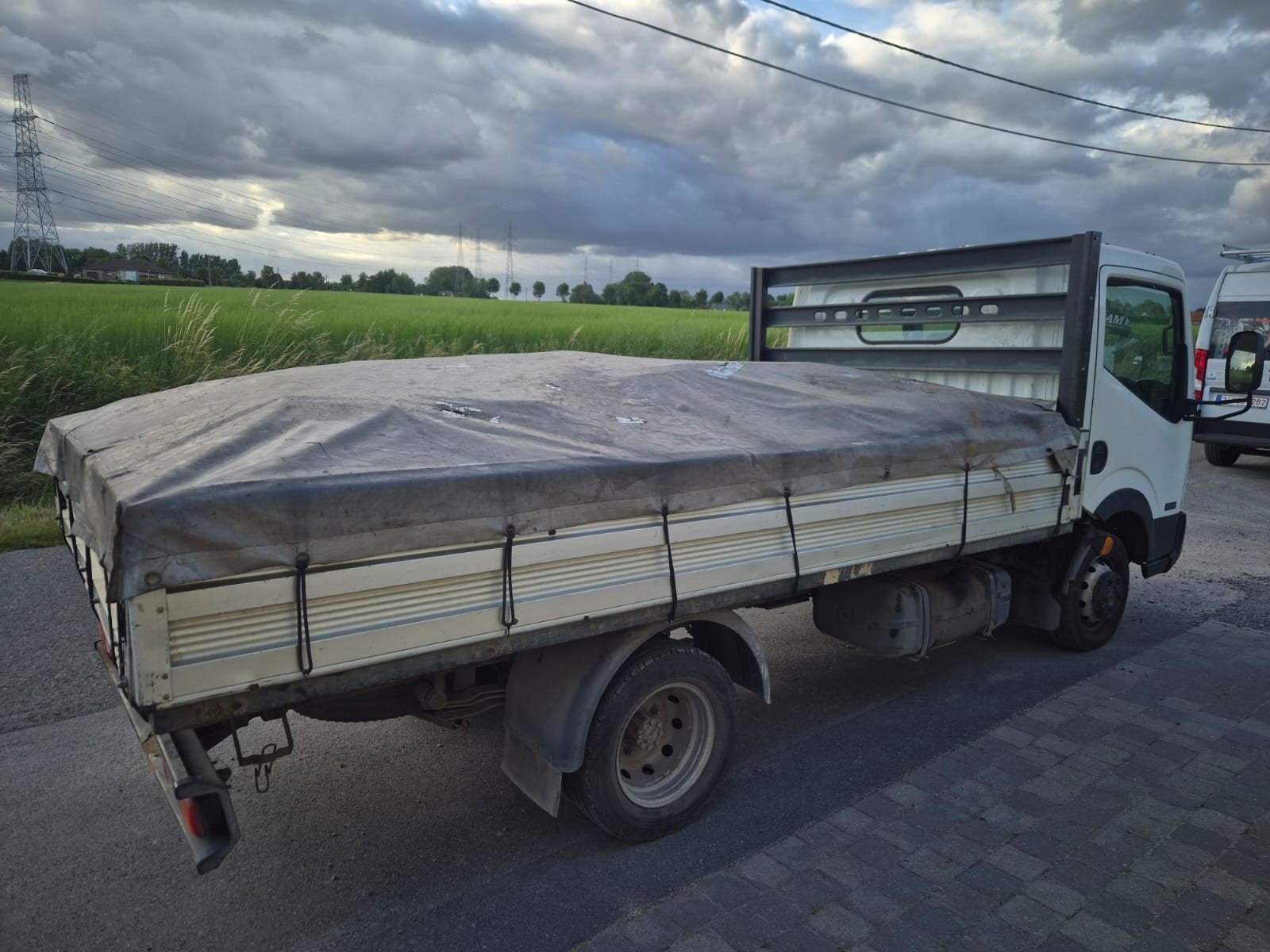 Nissan cabstar 2.5 dCi, jaar 2009, rijbewijs B, zeer schoon, Auto's, Bestelwagens en Lichte vracht, Wit, Grijs, 2 deurs, Euro 4