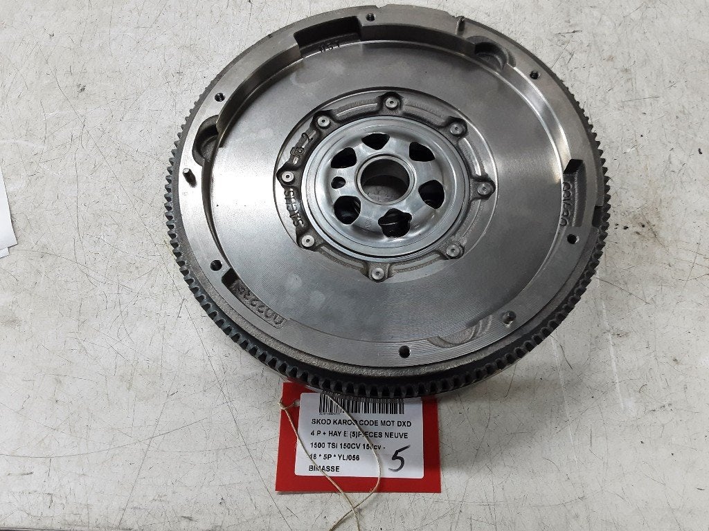 VOLANT MOTEUR BI-MASSE Skoda Karoq (01-2017/-) (05E105266B), Mevr. I. Hauben, Utilisé, Skoda, Rue de l'Espoir 34 34
4030  GRIVEGNÉE, BE