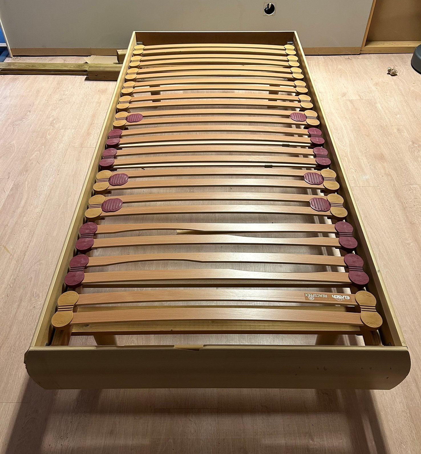 Bed met lattenbodem 205cm op 95cm, Huis en Inrichting, Slaapkamer | Matrassen en Bedbodems, Ophalen, Eenpersoons, 210 cm, Bedbodem