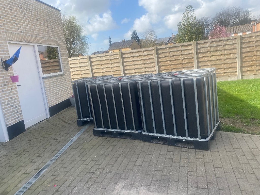 Zwarte en melkwitte ibc containers te koop, Stalling