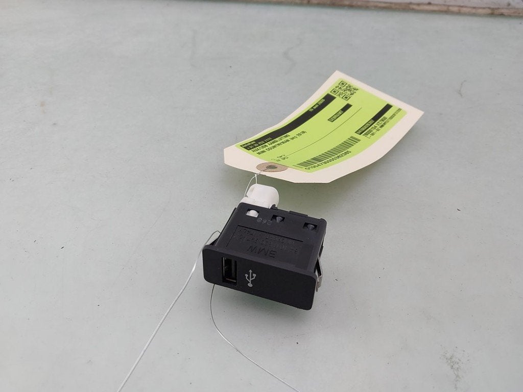 AUX/USB POORT Mini Countryman (F60) (|84106820397|), Gebruikt, Mini, Petuelring 130
80809  München, DE, Bayerische Motoren Werke AG