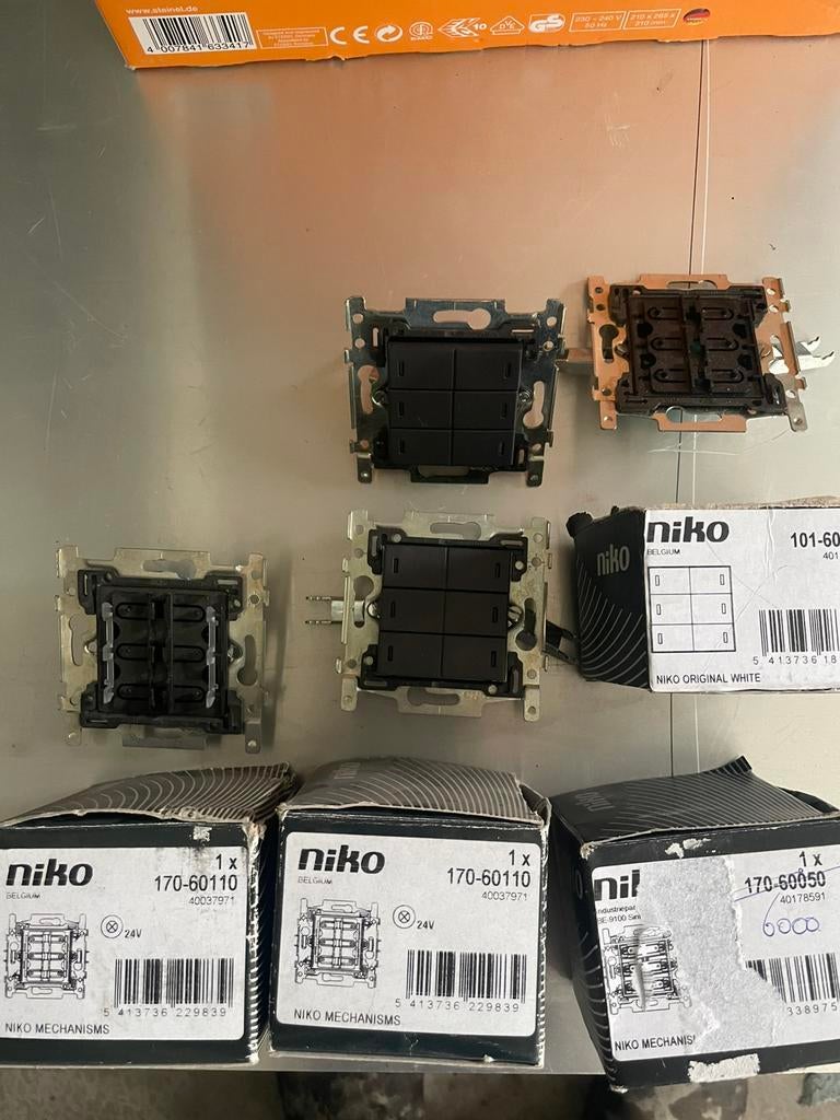 7 stuks 6 voudige drukknoppen van Niko, Enlèvement ou Envoi