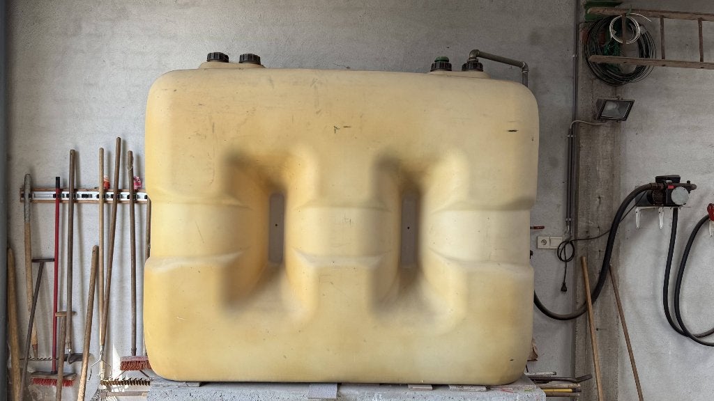 Dieseltank / Mazouttank kunststof 2000 liter met pomp, Doe-het-zelf en Bouw, Ophalen, Gebruikt