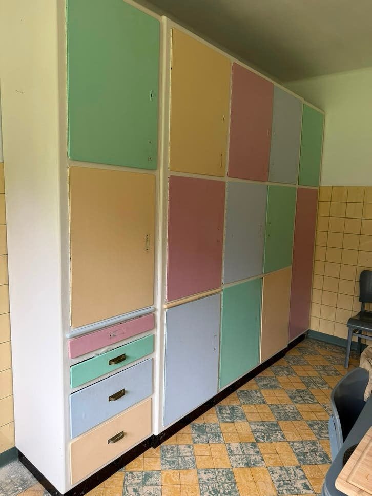 Armoire rétro des années 50, Enlèvement