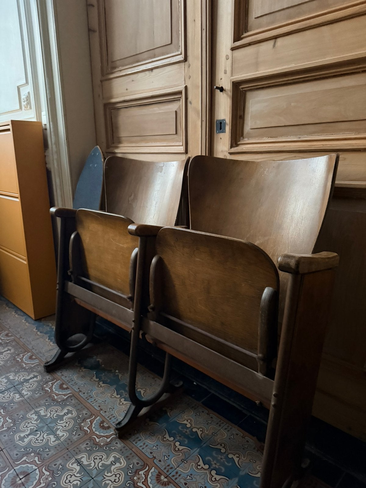 Authentieke vintage bioscoop-/theaterstoelen – 2 zitplaatsen, Antiek en Kunst, Antiek | Meubels | Bedden, Ophalen
