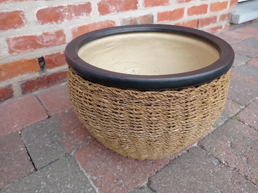 Grote gevlochten bloempot, Tuin en Terras, Bloempotten, Ophalen, Rond, Binnen, Zo goed als nieuw