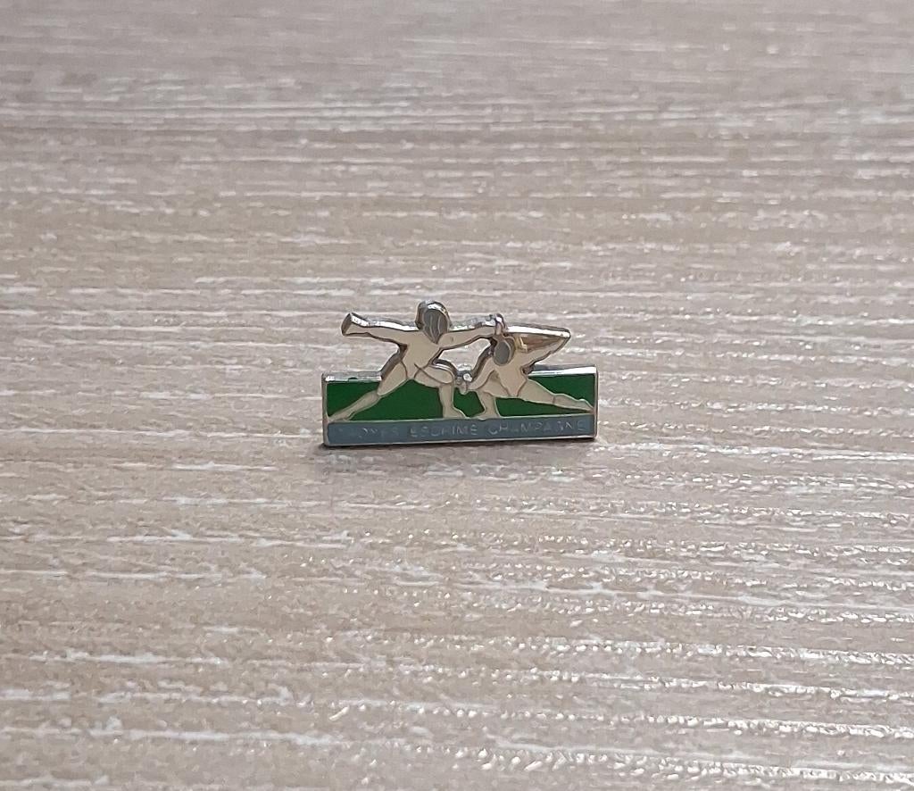 PIN - TROYES ESCRIME CHAMPAGNE - SCHERMEN - VECHTSPORT, Verzenden, Gebruikt, Sport, Speldje of Pin