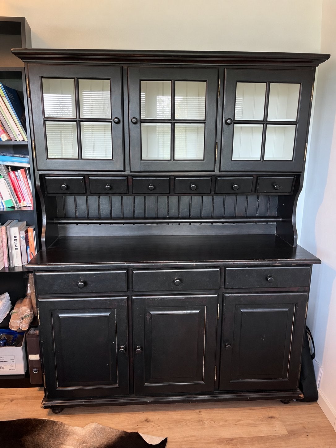 Zwart verniste kast met glas en schuiven, Ophalen, Gebruikt, 100 tot 150 cm, Met lade(s)