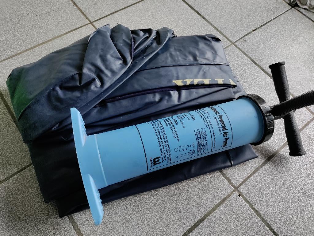 INTEX 1 persoons opblaasmatras + pomp, Caravans en Kamperen, Luchtbedden, Ophalen of Verzenden, Zo goed als nieuw, 1-persoons