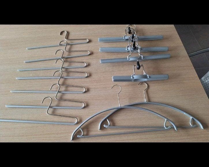 nieuw kleerhangers broekknijpers 3€, Kleding | Dames, Kledinghangers, Ophalen