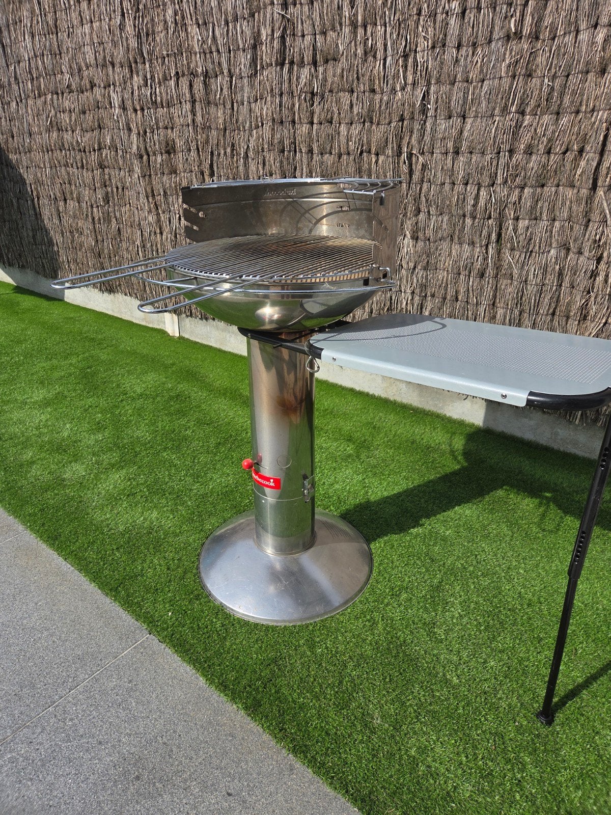 Barbecook Barbecook en acier inoxydable dia 50 avec table d', Jardin & Terrasse, Enlèvement, Comme neuf, Barbecook, Avec accessoires