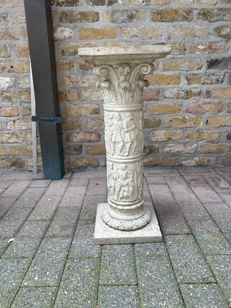 Klassieke decoratieve zuil / sokkel met reliëf