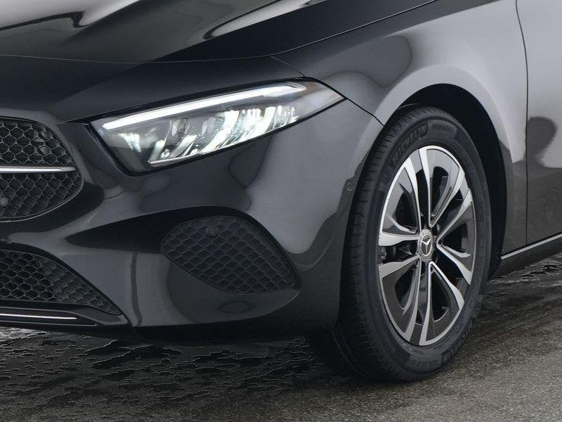 Mercedes-Benz A-klasse 200 Hatchback Luxury Line | Smartphon, Auto's, Stof, Zwart, 4 cilinders, Automatische klimaatregeling