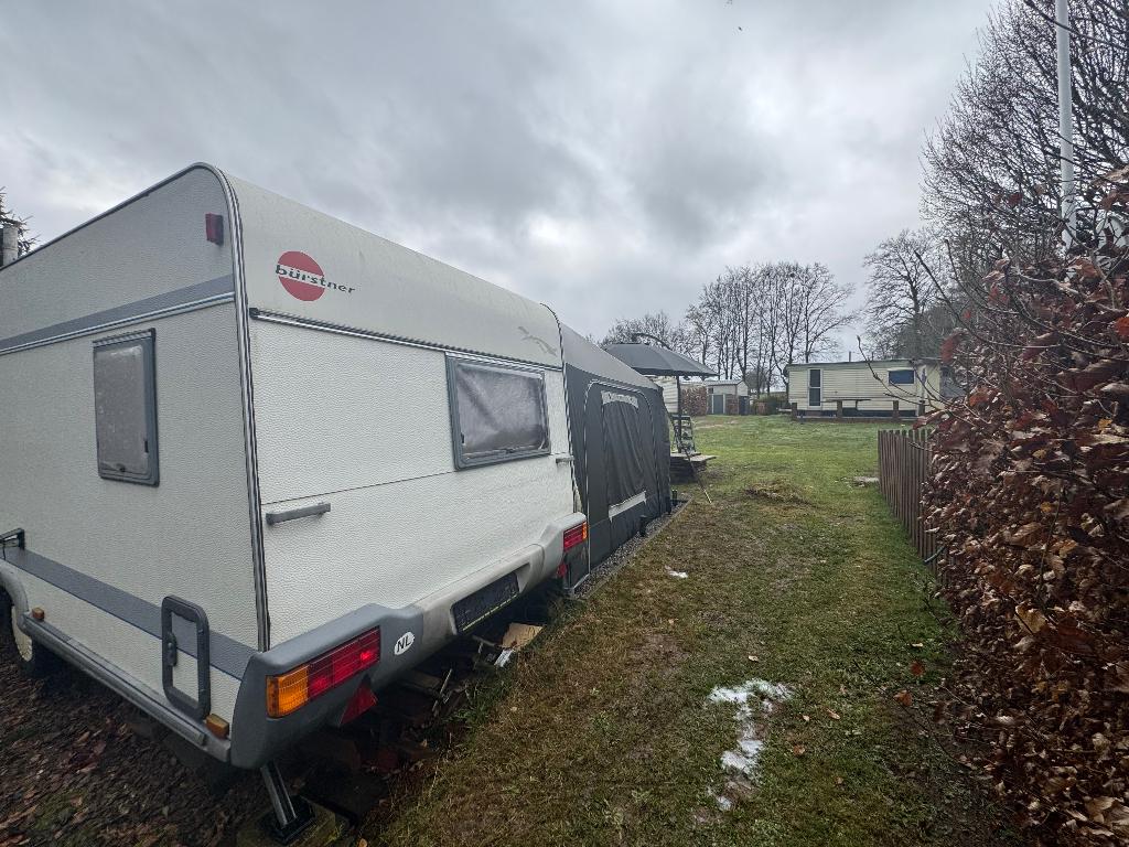 Mooie caravan met grote voortent te koop en extra’s, Rondzit, Microgolfoven, Particulier, Bürstner