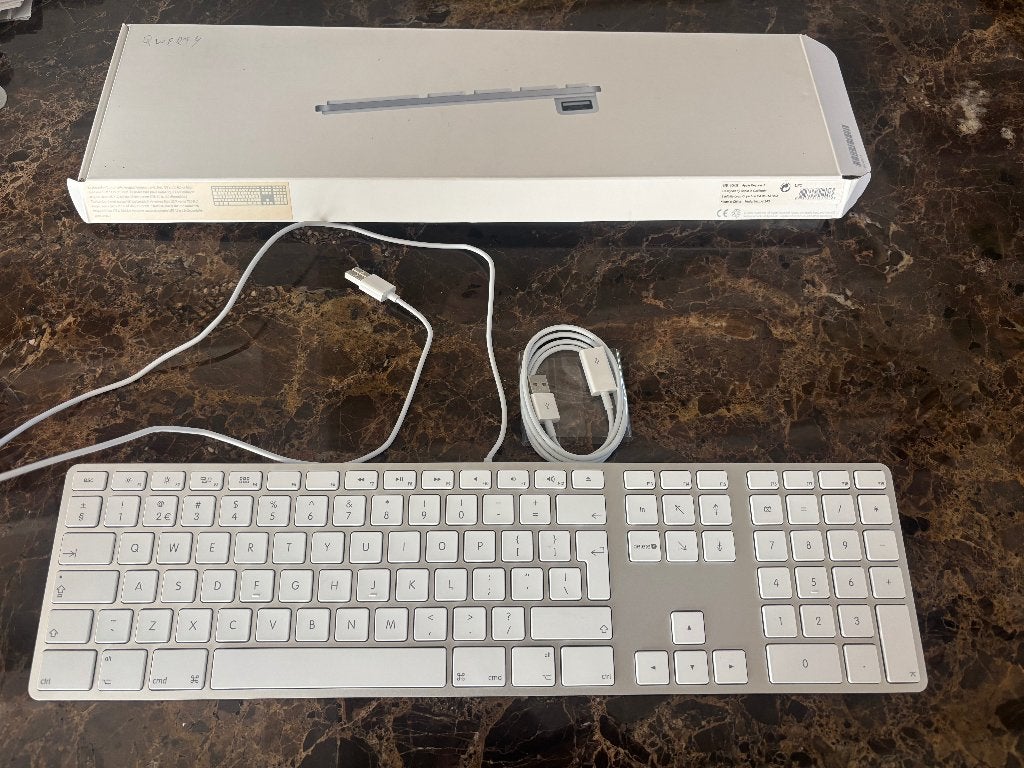 Apple bedraad Toetsenbord qwerty bedraad, nieuwstaat, Computers en Software, Numeriek gedeelte, Ophalen of Verzenden, Zo goed als nieuw