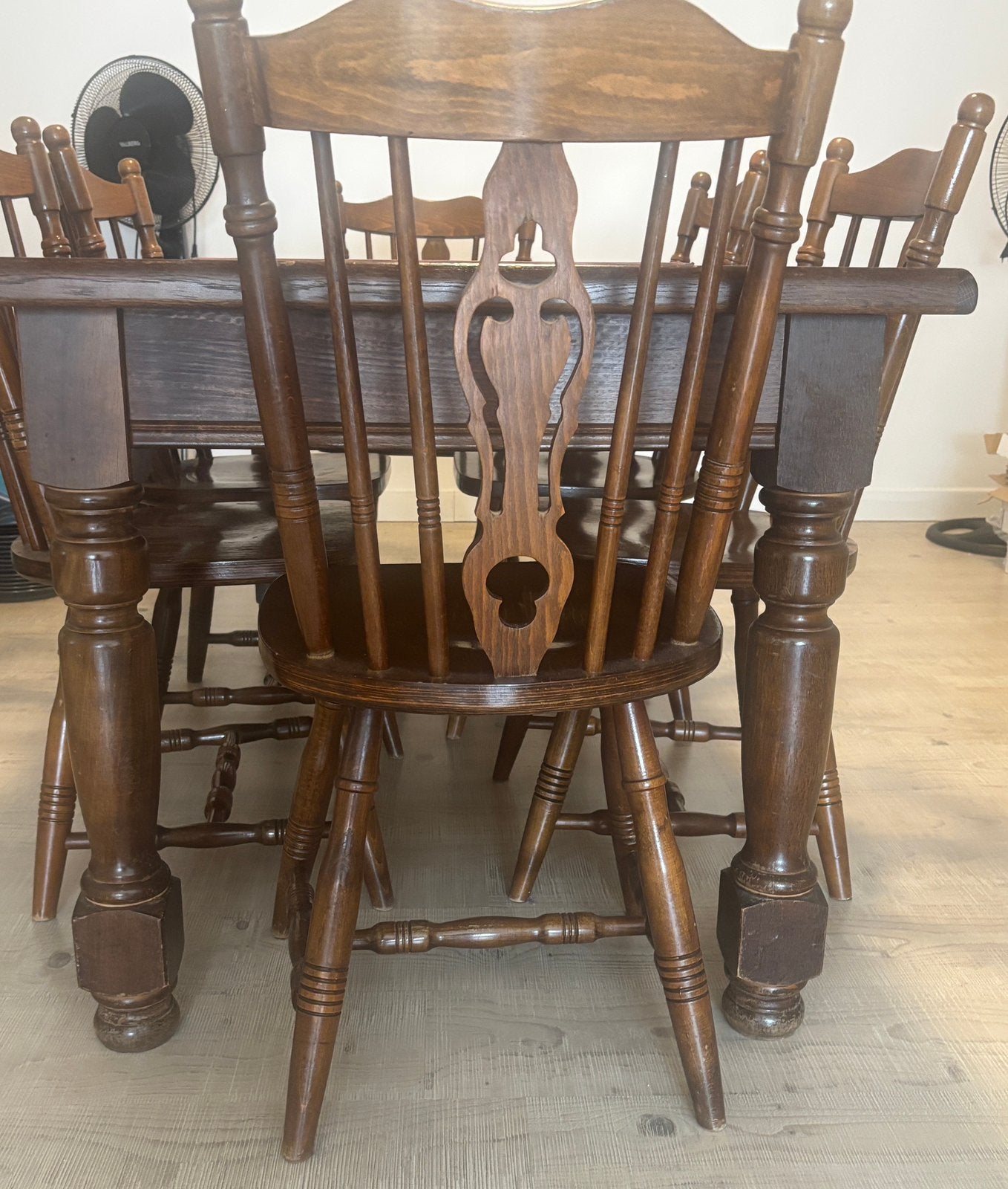 Massief houten eettafel + 6 Windsor stoelen, Ophalen, Zo goed als nieuw
