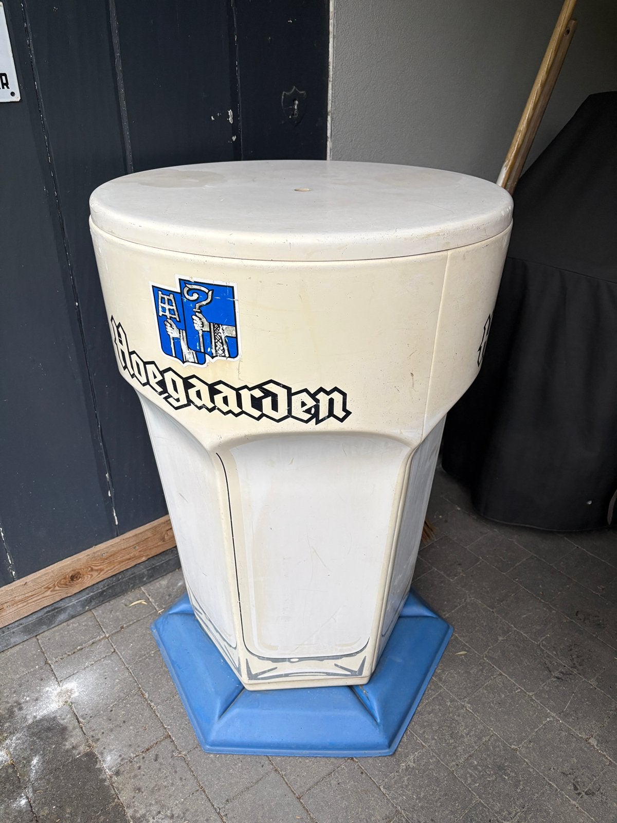 Leuk kunststof tafeltje in de vorm van de Hoegaarden glas, Jardin & Terrasse, Tables de jardin, Utilisé, Rond, Synthétique, Enlèvement