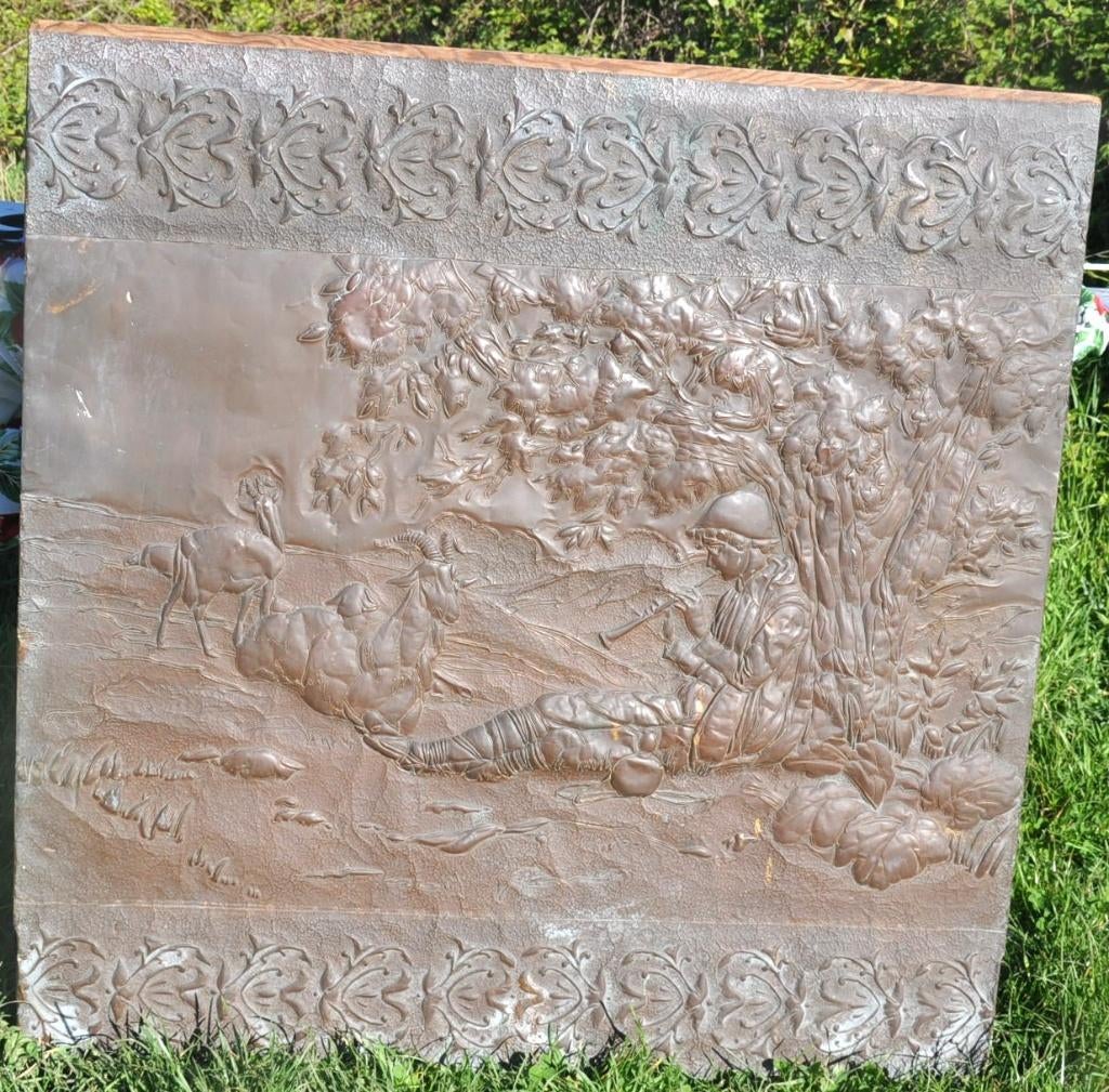 bas relief en cuivre sur plaque de bois gardien de chevres, Enlèvement, Cuivre